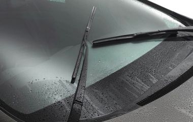 Як добитися того, щоб сніг не налипав на двірники автомобіля?